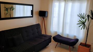 Duplex família | Área de estar | Smart TV 32 polegadas com canais a cabo, TV, Netflix