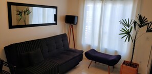 Alloggio familiare su due livelli | Area soggiorno | Smart TV 32 pollici con canali via cavo, TV, Netflix