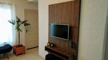 Duplex família | Área de estar | Smart TV 32 polegadas com canais a cabo, TV, Netflix