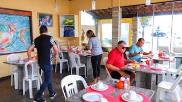 Café da manhã com buffet grátis todos os dias