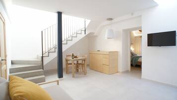 Suite, Jetted Tub | Ruang tamu | TV skrin rata