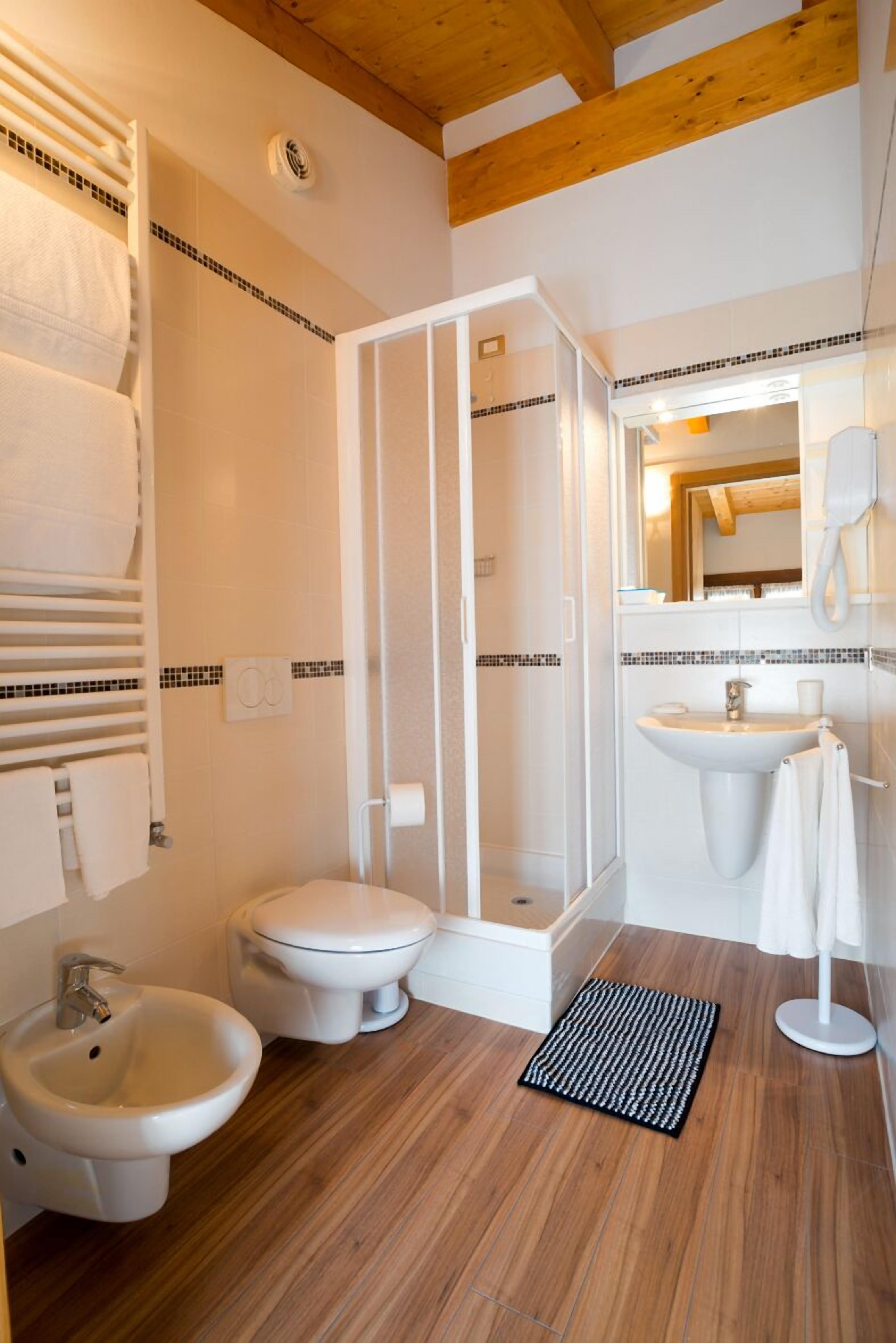 Comfort Double or Twin Room, Hill View (4A) | Bilik Mandi | Pancuran mandi, kelengkapan dandanan diri percuma, pengering rambut 