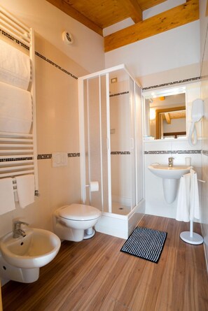 Comfort Double or Twin Room, Hill View (4A) | Bilik Mandi | Pancuran mandi, kelengkapan dandanan diri percuma, pengering rambut 