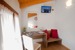 Comfort Double or Twin Room, Hill View (4A) | Room amenity - Bed and Breakfast La Quiete (Arcugnano)