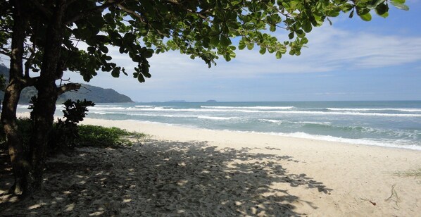 Beach nearby, beach umbrellas - Pousada Praia de Itamambuca (Ubatuba)