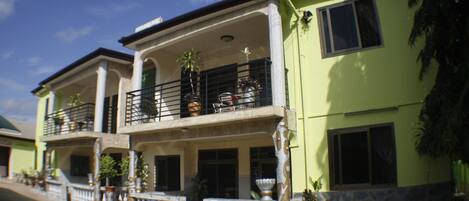 Façana frontal de l'allotjament