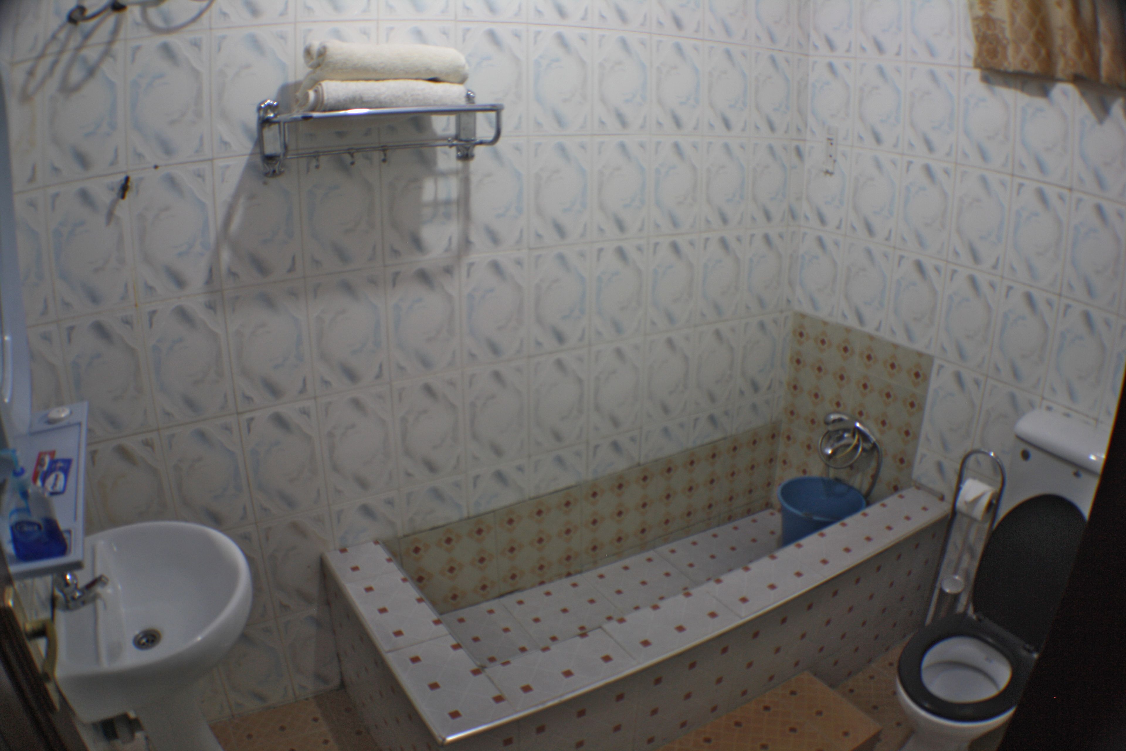 Een badkamer met toilet, bidet en wastafel.