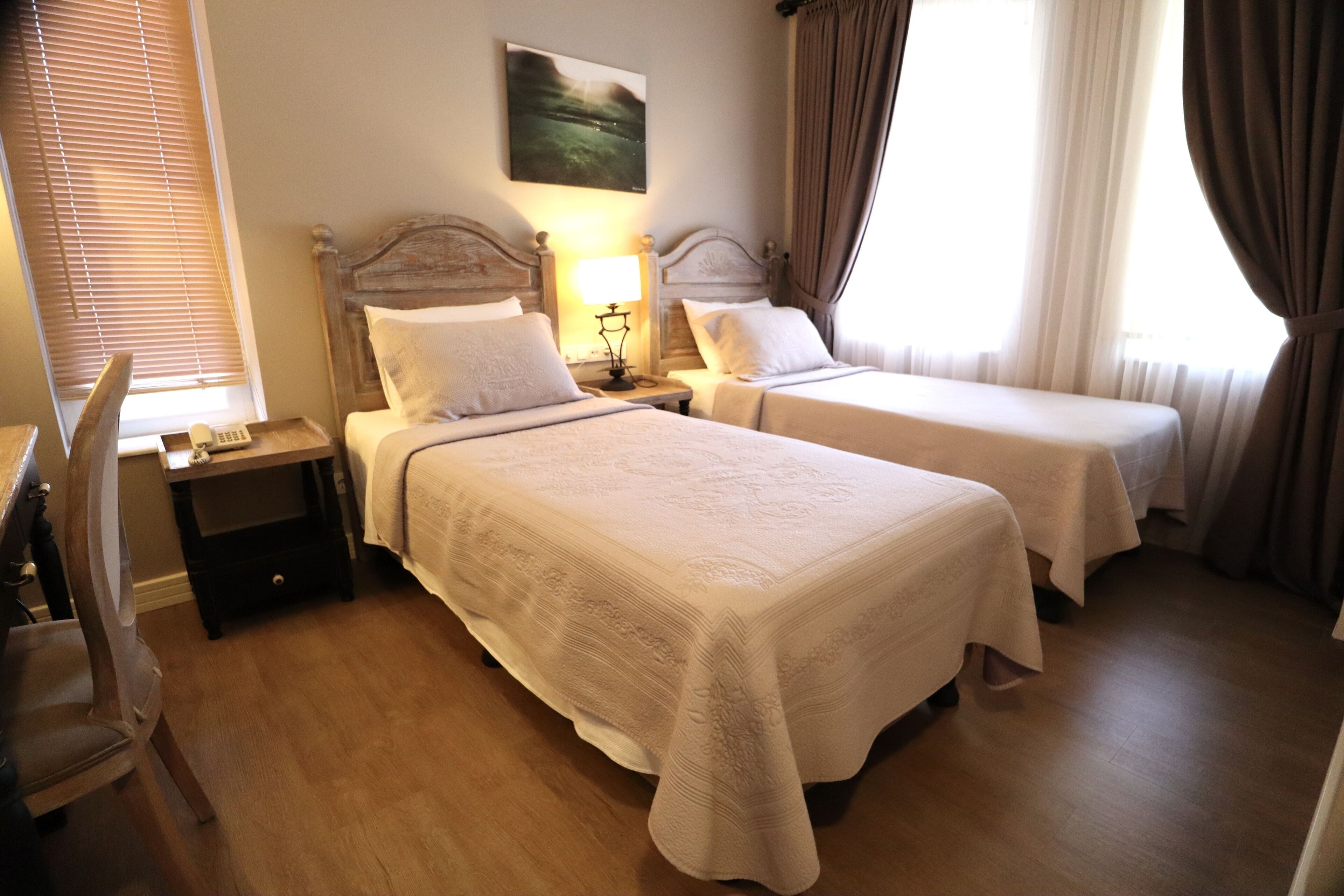 Roupas de cama premium, frigobar, cofres nos quartos, escrivaninha