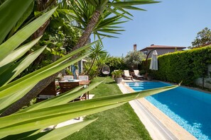 Outdoor pool, pool umbrellas, sun loungers - Bramasole Alaçatı (Cesme)