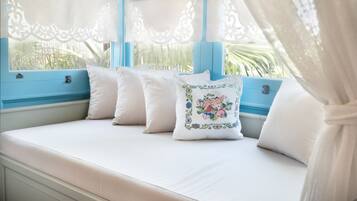 Habitación superior | Ropa de cama de alta calidad, minibar, caja fuerte y escritorio