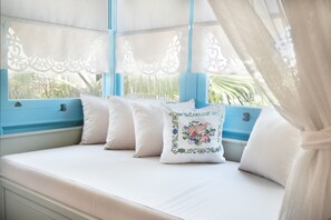 Superior Room | Peralatan tempat tidur premium, bar mini, peti besi dalam bilik, meja 