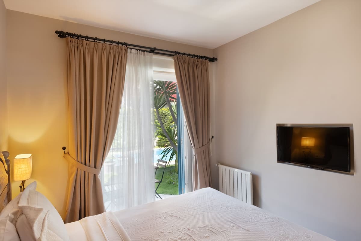 Comfort tweepersoonskamer, uitzicht op zwembad | Luxe beddengoed, een minibar, een kluis op de kamer, een bureau