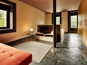 Suite, Terrace, Lake View | Ruang tamu | TV skrin rata 