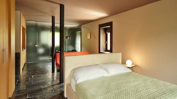 Phòng Suite, hiên, quang cảnh hồ | Bàn, bộ trải giường