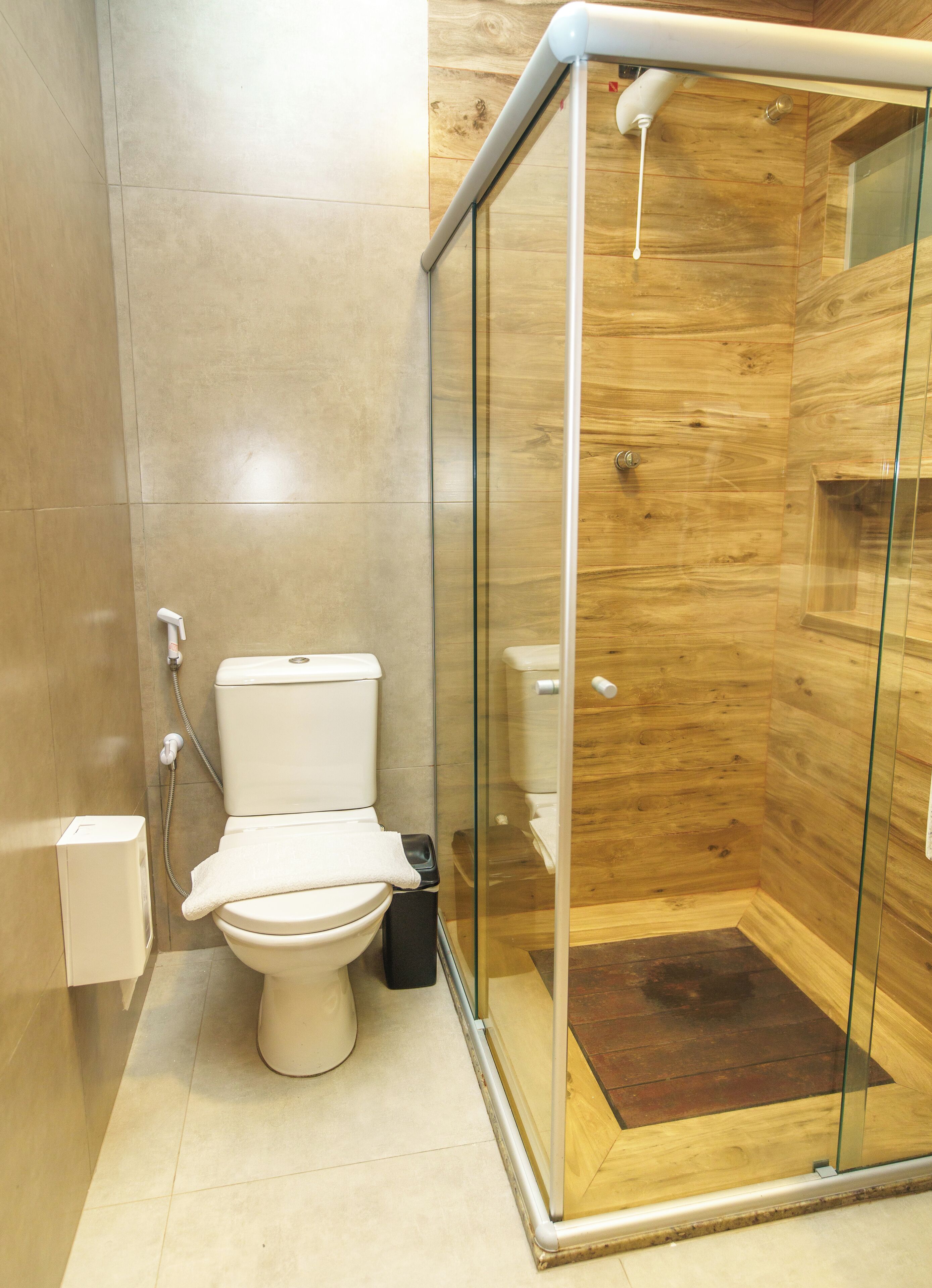 shower, rainfall showerhead, free toiletries, hair dryer