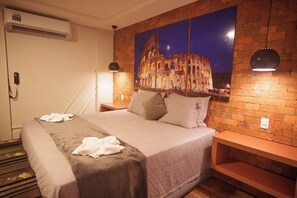 Camera Luxury | Minibar, una scrivania, postazione laptop, tende oscuranti