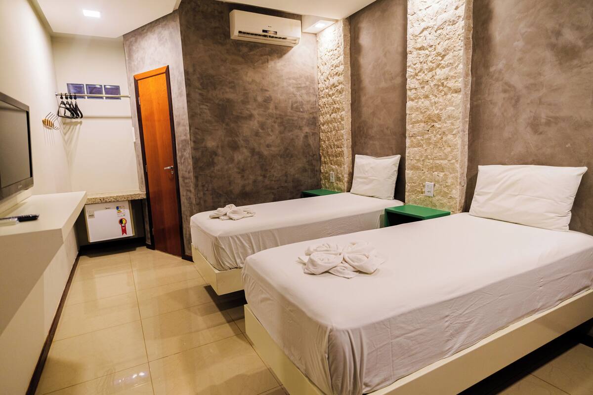 Dobbeltrom – standard | Minibar, skrivebord, skrivebord for bærbar PC og blendingsgardiner