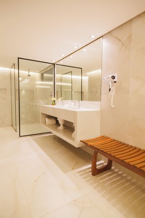 Shower, rainfall showerhead, free toiletries, hair dryer