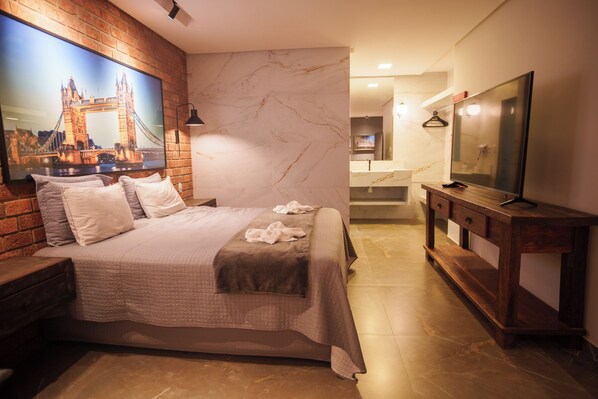 Minibar, desk, laptop workspace, blackout drapes - W4 Hotel (Irece)