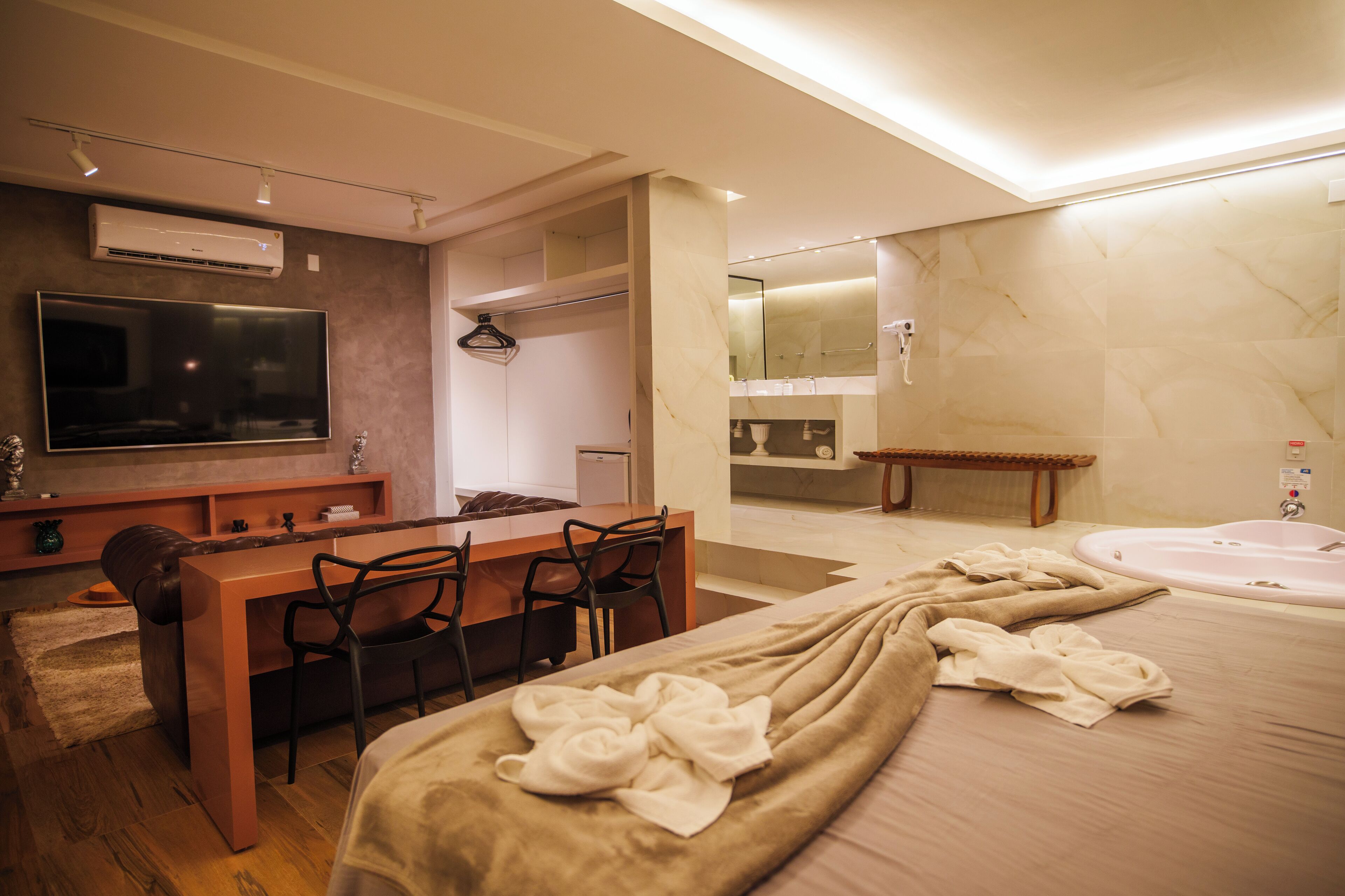 1 bedroom, minibar, desk, laptop workspace