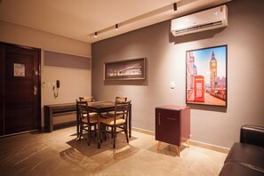 Camera Luxury | Minibar, una scrivania, postazione laptop, tende oscuranti