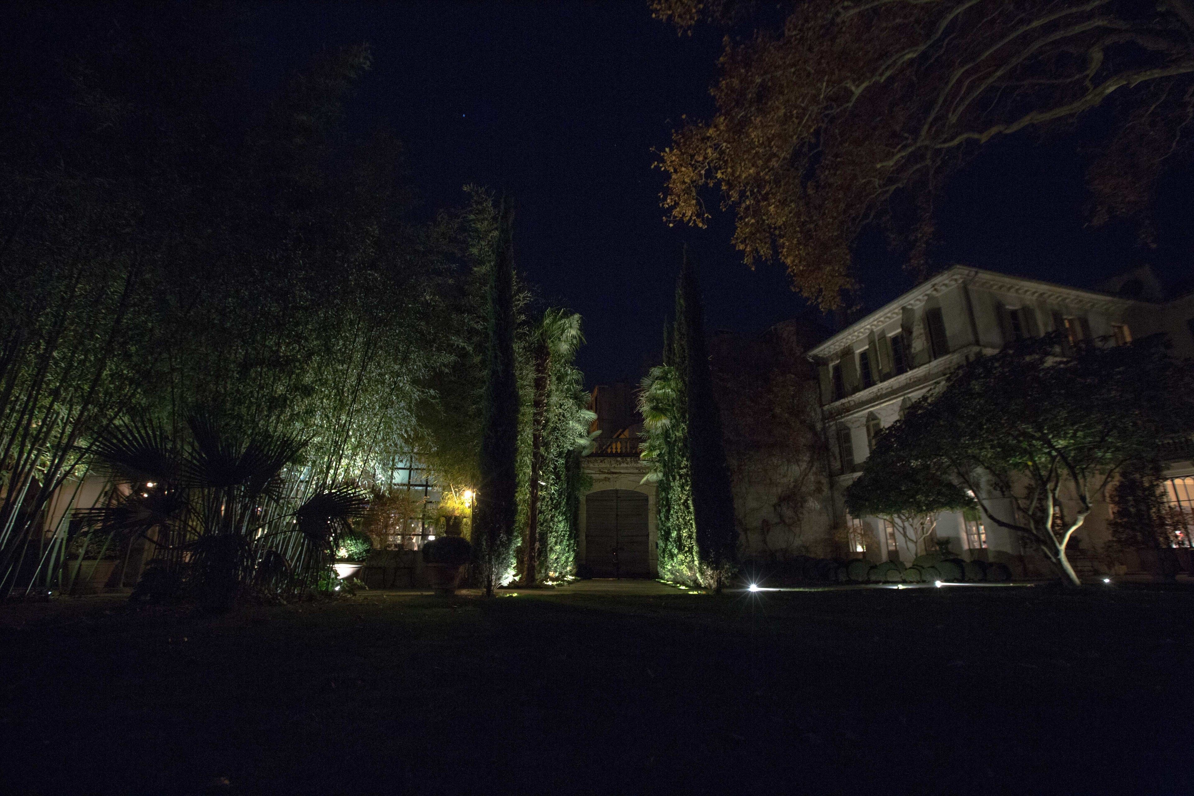 숙박 시설 정면 - 저녁/밤