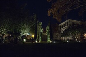 Front of property - evening/night - La Divine Comรฉdie - Suites Deluxe (Avignon)