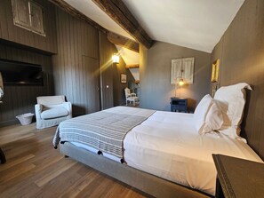 Room (Virgile) | Minibar, in-room safe, individually decorated, individually furnished - La Divine Comรฉdie - Suites Deluxe (Avignon)