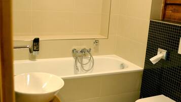 Family Apartment | Bathroom | Free toiletries, towels