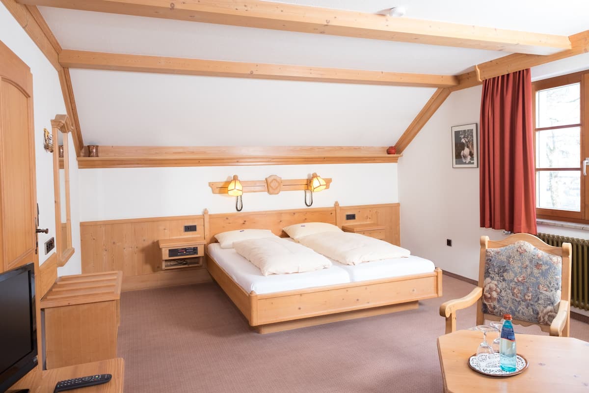Desk, soundproofing, cots/infant beds, rollaway beds