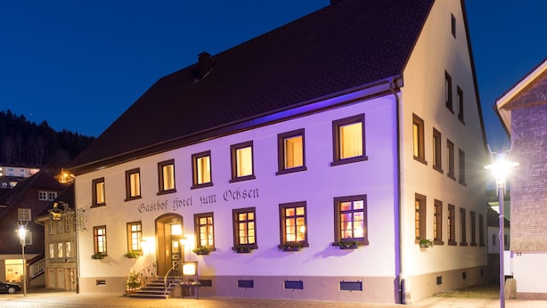 Overnatningsstedets facade – aften/nat