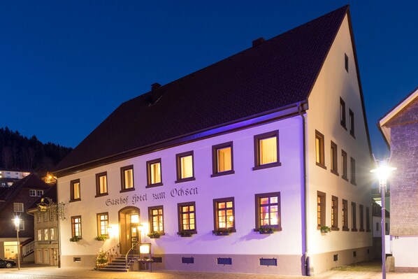 Depan hartanah - siang/malam