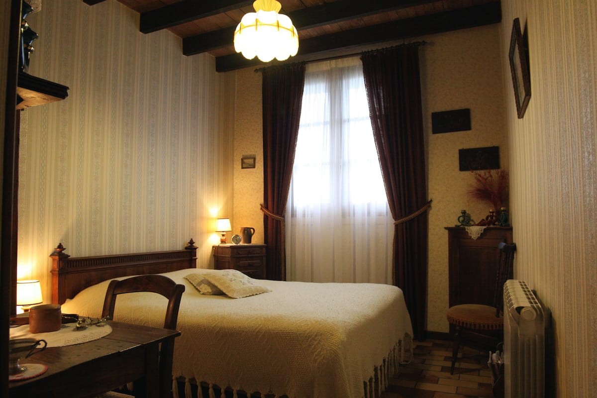 2 bedrooms, individually decorated, individually furnished, desk
