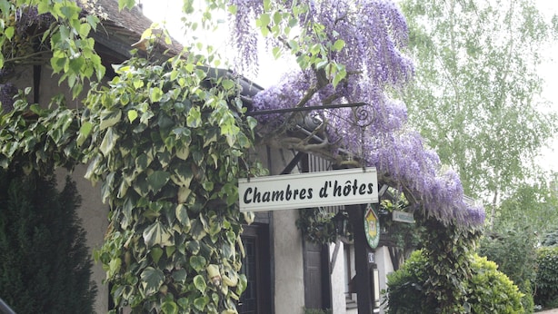 A sign reading "Chambres d'hôtes" with a building in the background. - La Maréchalerie (Monthodon)