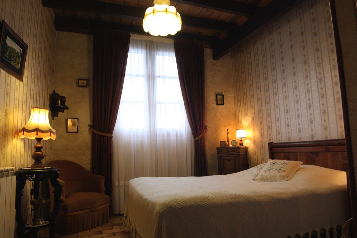 2 bedrooms, individually decorated, individually furnished, desk