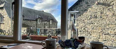 Chambre supérieure double ou avec lits jumeaux, salle de bain attenante (Room 2 Rhuddlan ) | Commodité de la chambre