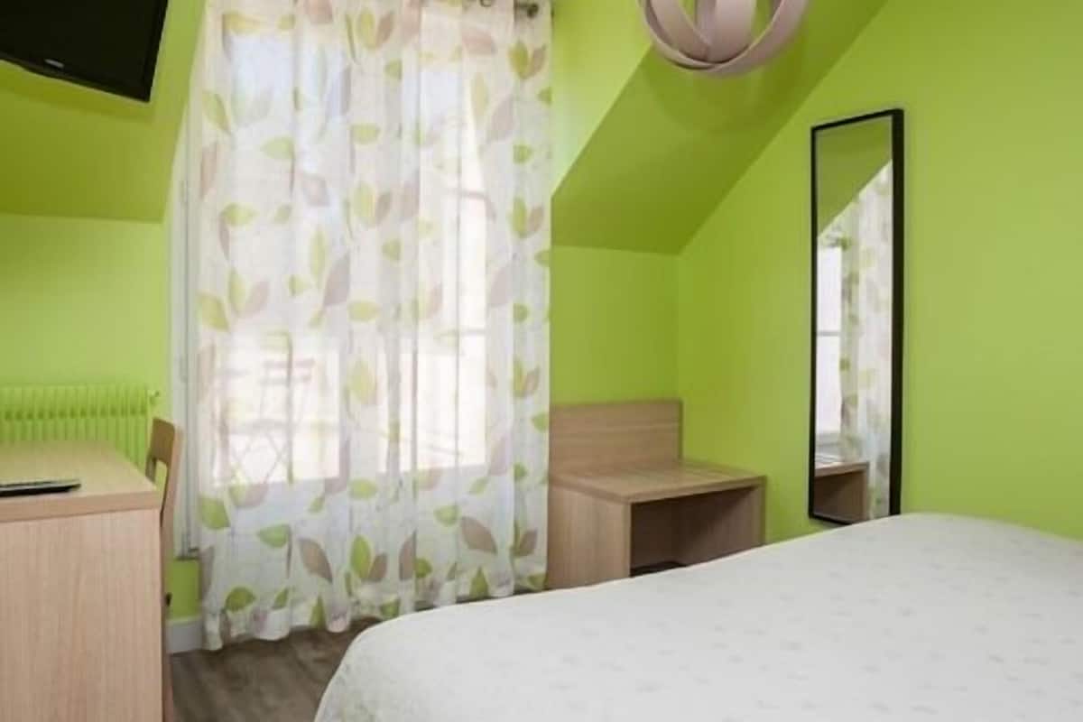 double room, private bathroom (avec terrasse)