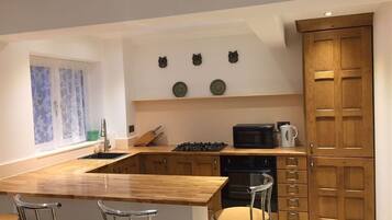 Mökki, oma kylpyhuone (The Cottage) | Lounge