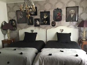 Chambre avec lits jumeaux, salle de bains attenante (Cuir et Tabac)
