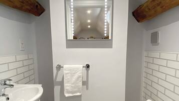 Basic Double Room, Private Bathroom, Courtyard View (Non-Ensuite) | Bathroom