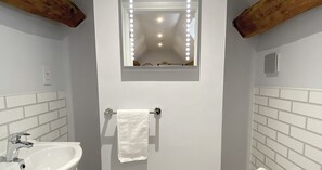 Basic dubbelrum - privat badrum - utsikt mot innergården (Non-Ensuite) | Badrum