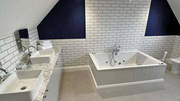 Deluxe Suite, Hot Tub, Courtyard View