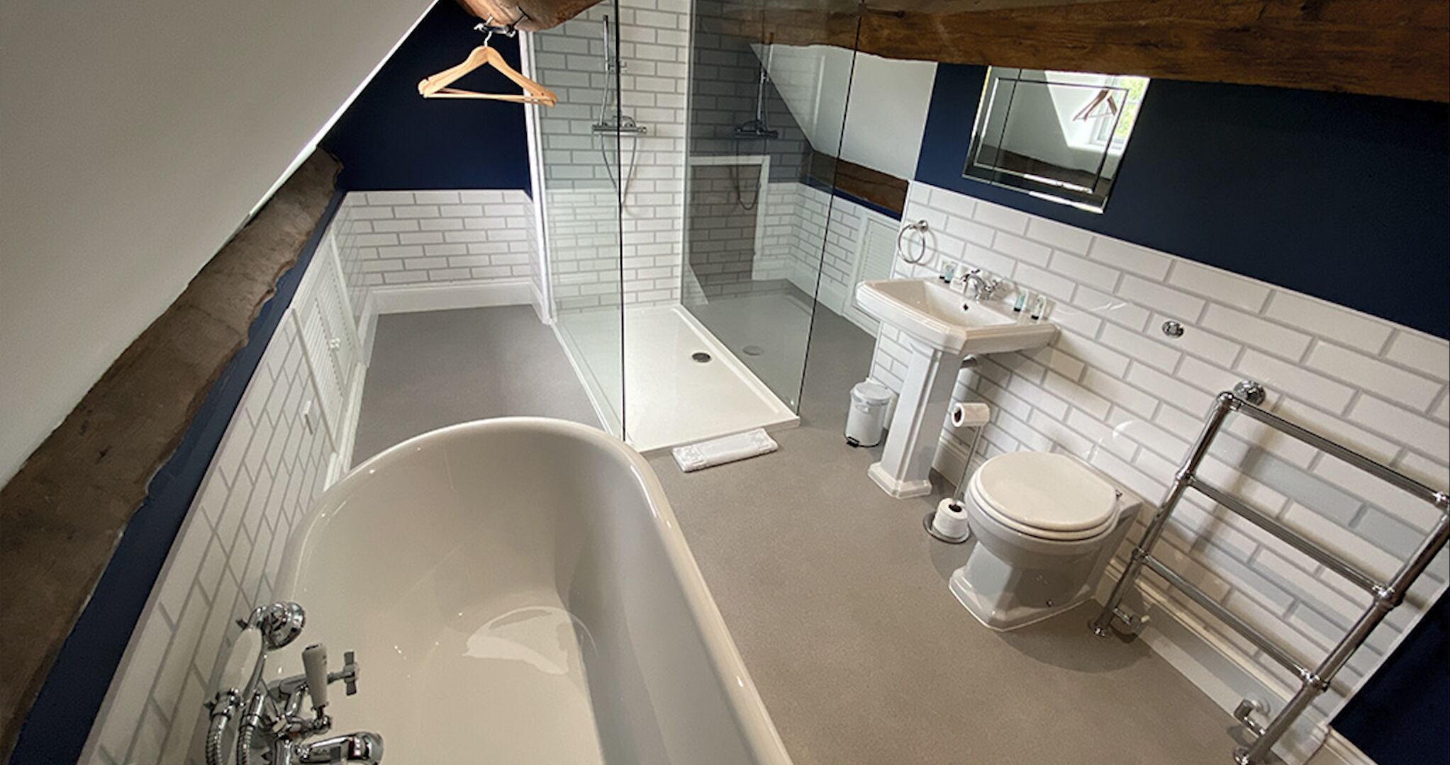 Une salle de bain moderne avec une baignoire, des toilettes et un lavabo.