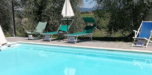 Comfort-lejlighed - privat badeværelse - udsigt til have (Oliveto) | Udendørs pool