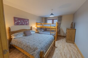 Leilighet – superior, privat bad (1 Bedroom with Bunk Beds) | 1 soverom, italienske Frette-laken og sengetøy av topp kvalitet