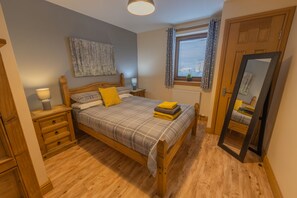 1 bedroom, Frette Italian sheets, premium bedding, memory-foam beds - Quay Head View Aparthotel (Stranraer)