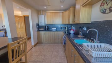 Deluxe Apartment, Private Bathroom (Twin) | Private kitchen | Fridge, microwave, coffee/tea maker, electric kettle