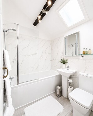 Kamer, 1 twee- of 2 eenpersoonsbedden, en-suite badkamer | Badkamer