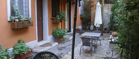 Camera doppia, bagno in camera, vista giardino | Varie