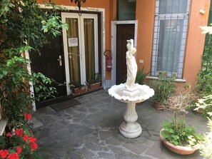 Premier Triple Room, Ensuite, Garden View | Exterior - Villa Wilson (Rome)